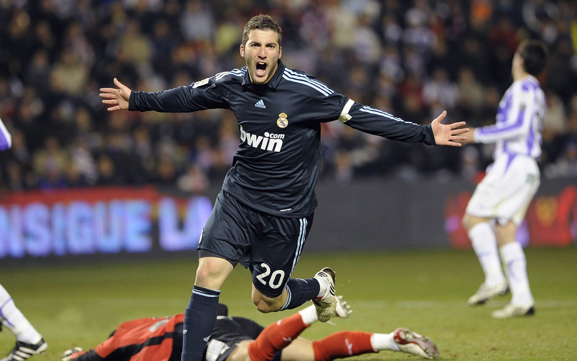 九游jiuyou-《王者荣耀年度总决赛，强强对决震撼全场》，今年王者荣耀总决赛